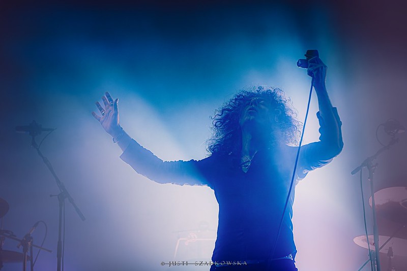 Kavus Torabi podczas koncertu -