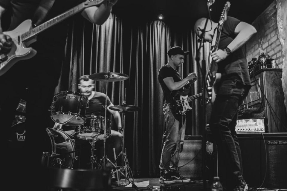 Po 14 latach ciszy tarnowski BY MILLION WIRES powraca z EP-ką „Not Over” – surową i dojrzałą opowieścią o przetrwaniu.